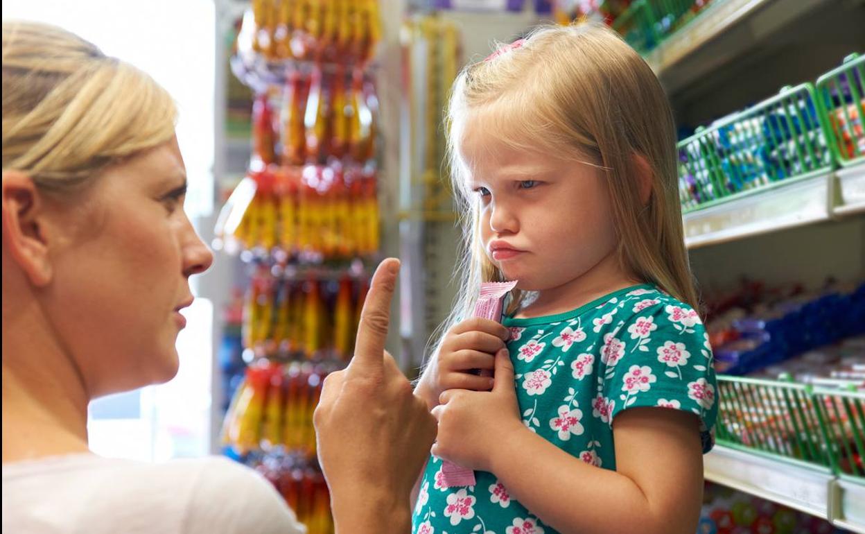 Una madre regaña a su hija en mitad de una rabieta.
