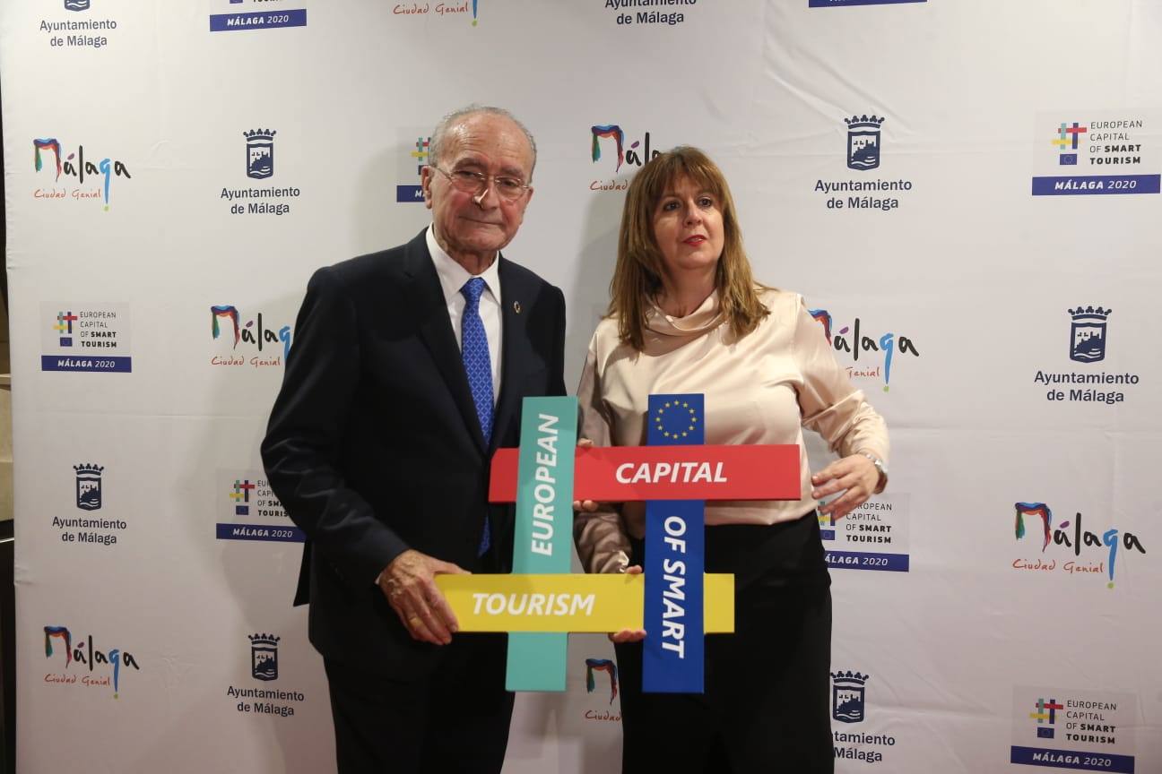 Unos 900 invitados asisten al acto, celebrado en el Palacio de Ferias de Málaga. 