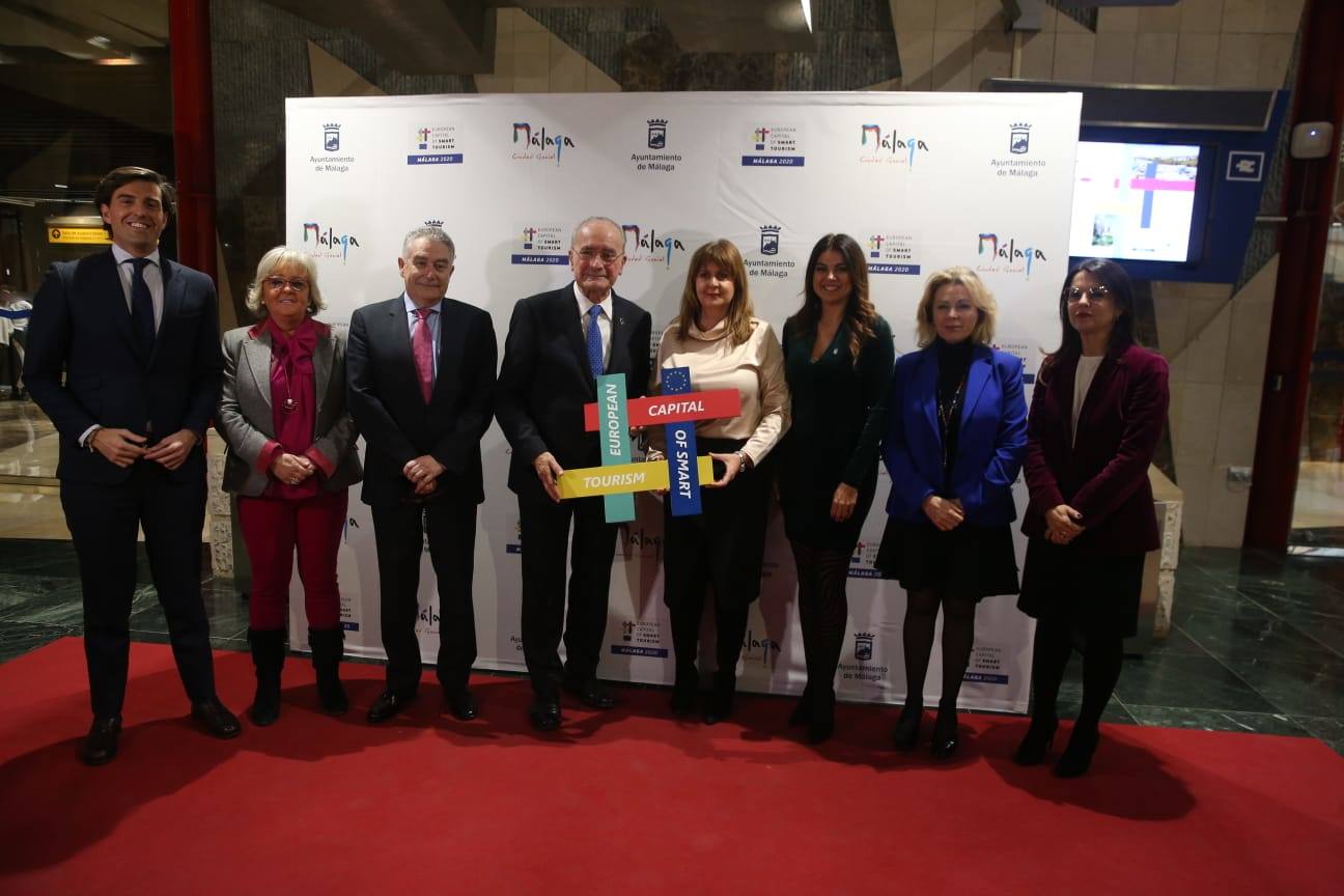 Unos 900 invitados asisten al acto, celebrado en el Palacio de Ferias de Málaga. 