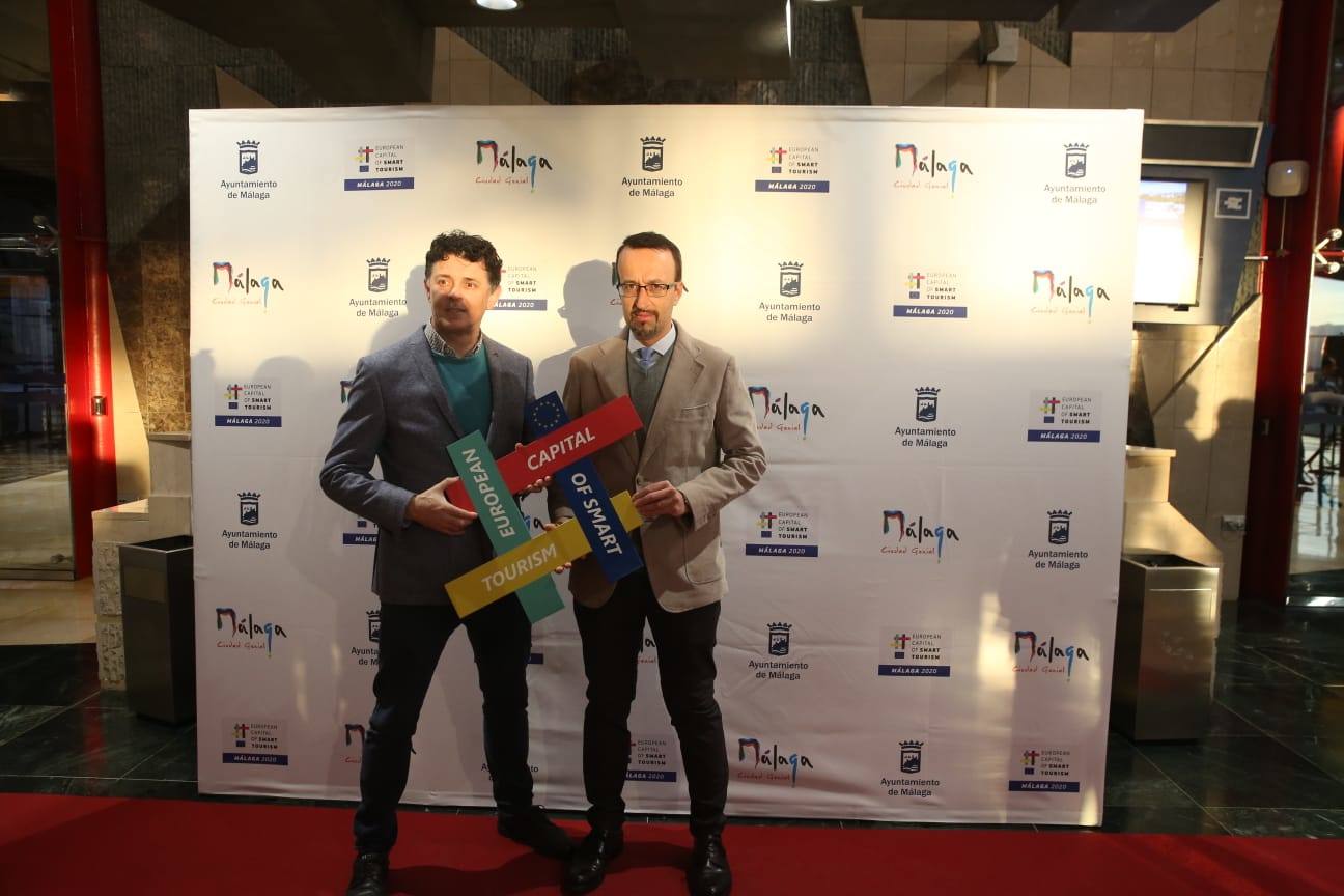 Unos 900 invitados asisten al acto, celebrado en el Palacio de Ferias de Málaga. 