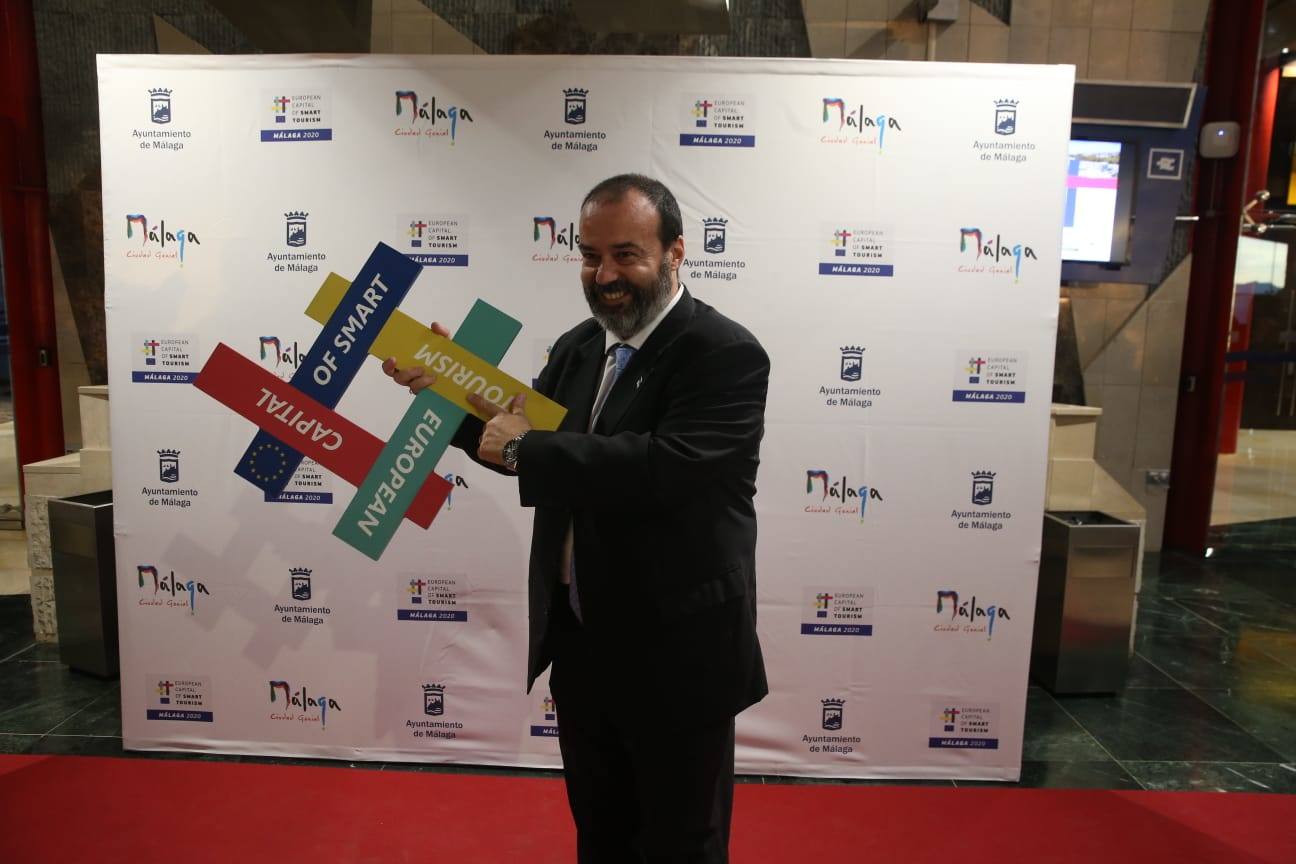 Unos 900 invitados asisten al acto, celebrado en el Palacio de Ferias de Málaga. 