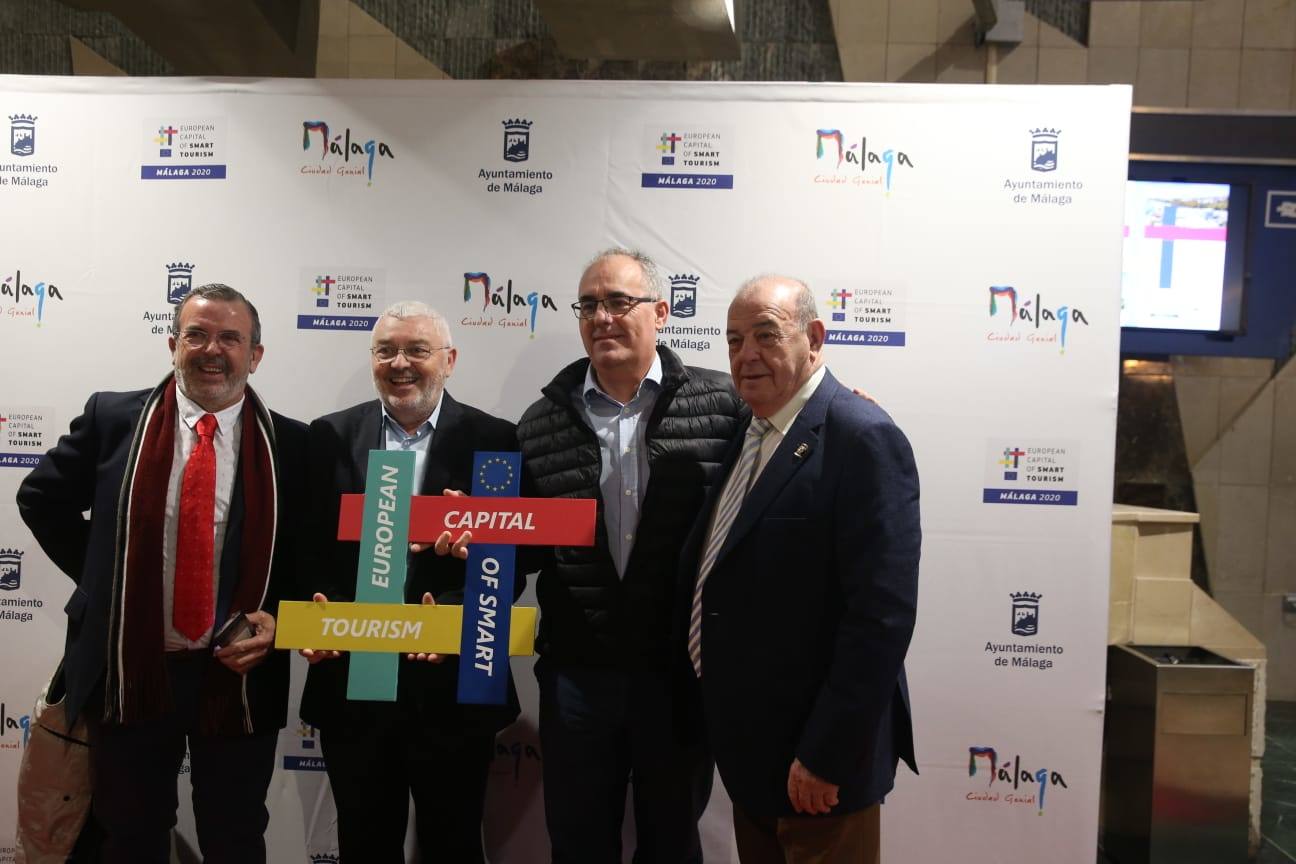 Unos 900 invitados asisten al acto, celebrado en el Palacio de Ferias de Málaga. 