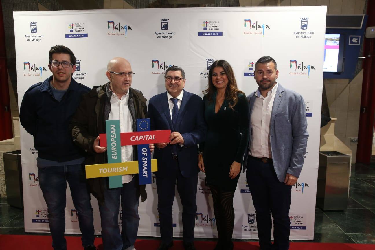 Unos 900 invitados asisten al acto, celebrado en el Palacio de Ferias de Málaga. 