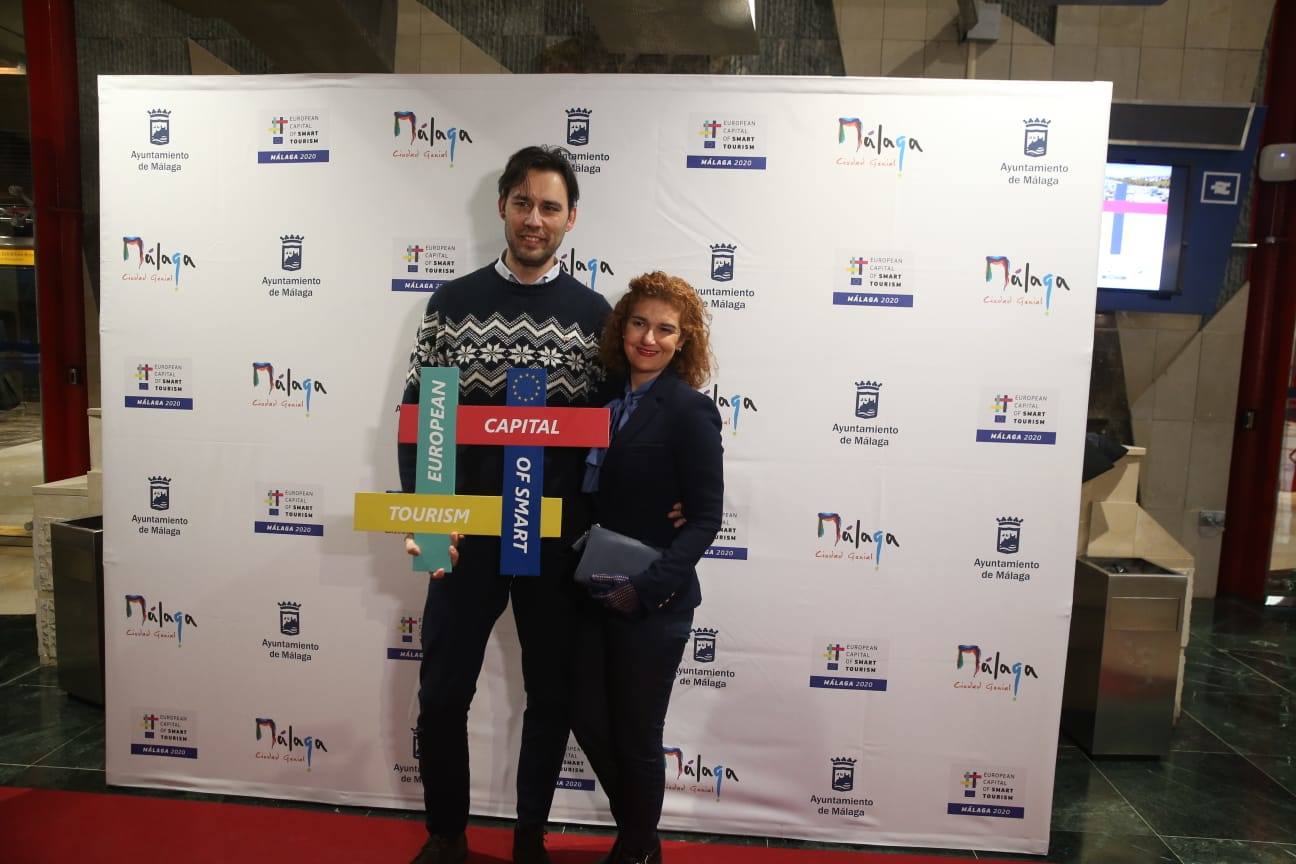 Unos 900 invitados asisten al acto, celebrado en el Palacio de Ferias de Málaga. 