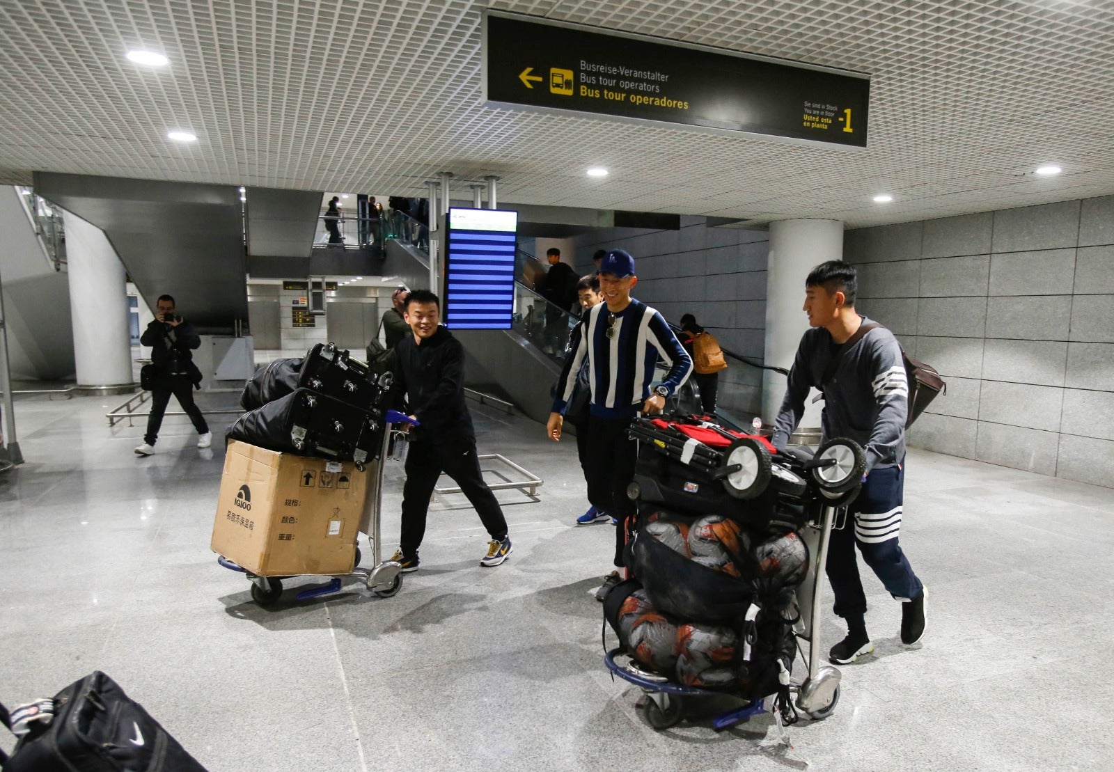 La llegada a Málaga del equipo chino de Wuhan, en imágenes.