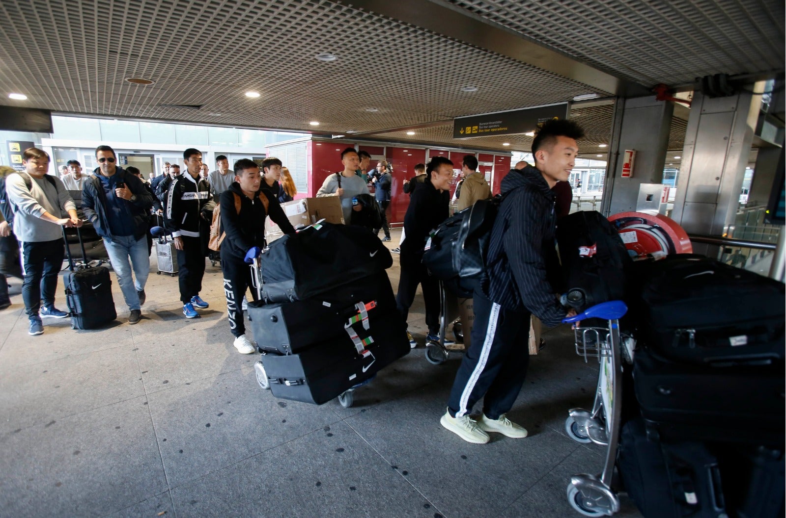 La llegada a Málaga del equipo chino de Wuhan, en imágenes.