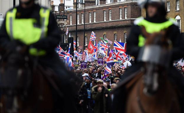 Imagen principal - Arriba y abajo a la izquierda. David Cameron deja el 10 de Downing Street con su mujer y sus hijos el 13 de julio de 2016, su último día como primer ministro de un país que deja hipotecado con respecto a Europa por un referéndum festejado por los euroescépticos y que él jamás soñó que pudiera perder. abajo, a la derecha, la pertenencia a la UE implica la aceptación de las «cuatro libertades fundamentales» (libre circulación de mercancías, servicios, capitales y personas). Especialmente el 'no' a esta última ha sustentado el discurso de los 'brexiters'. Su mantra, «recuperar el control», sobre todo de las fronteras, para contener la migración.