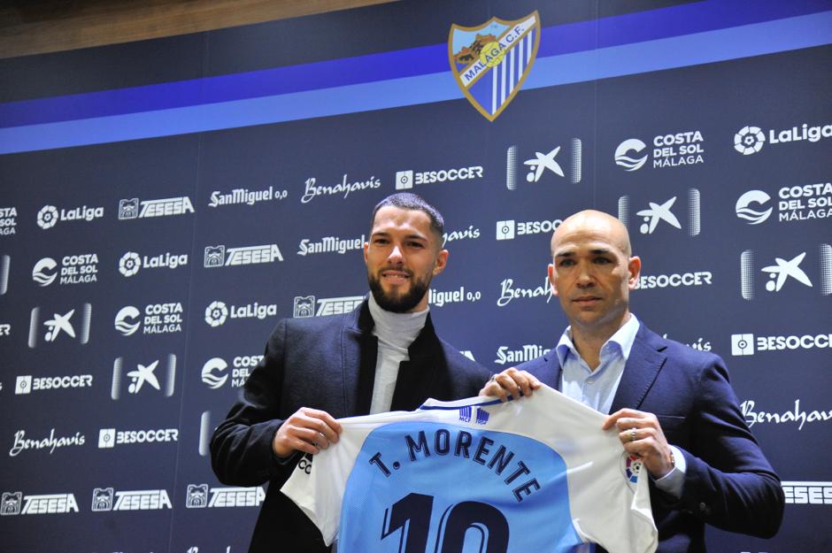 El Málaga presentó en La Rosaleda a su nueva incorporación: Tete Morente. El gaditano, que entrenó ya con sus nuevos compañeros este jueves, se mostró ilusionado en su primera exposición pública como jugador malaguista. 