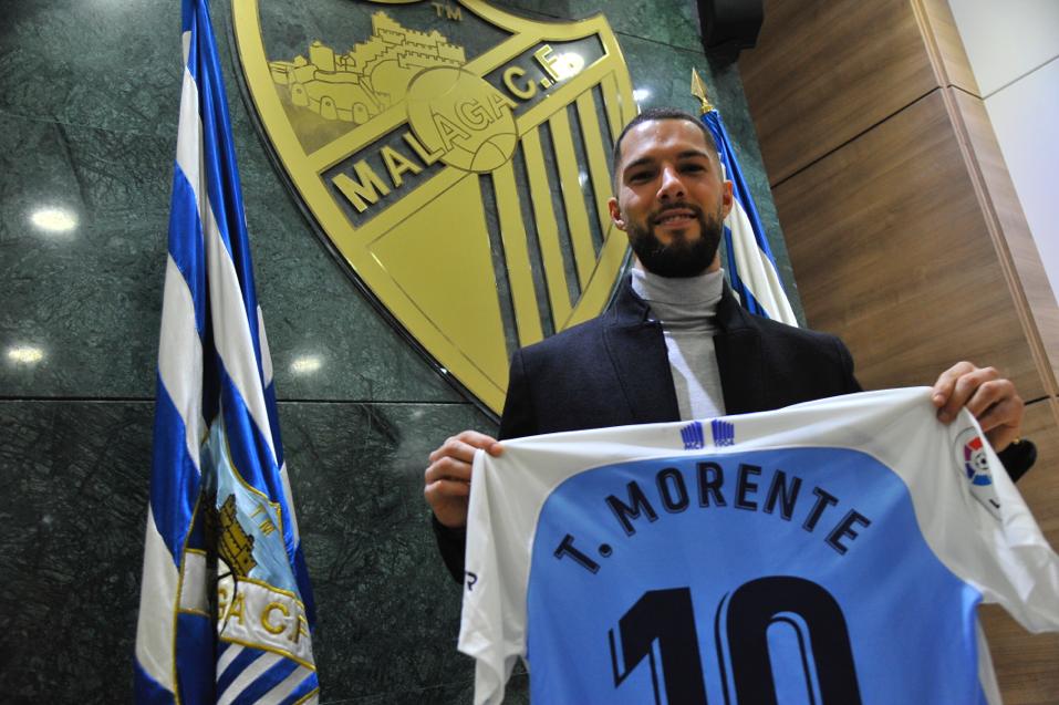 El Málaga presentó en La Rosaleda a su nueva incorporación: Tete Morente. El gaditano, que entrenó ya con sus nuevos compañeros este jueves, se mostró ilusionado en su primera exposición pública como jugador malaguista. 