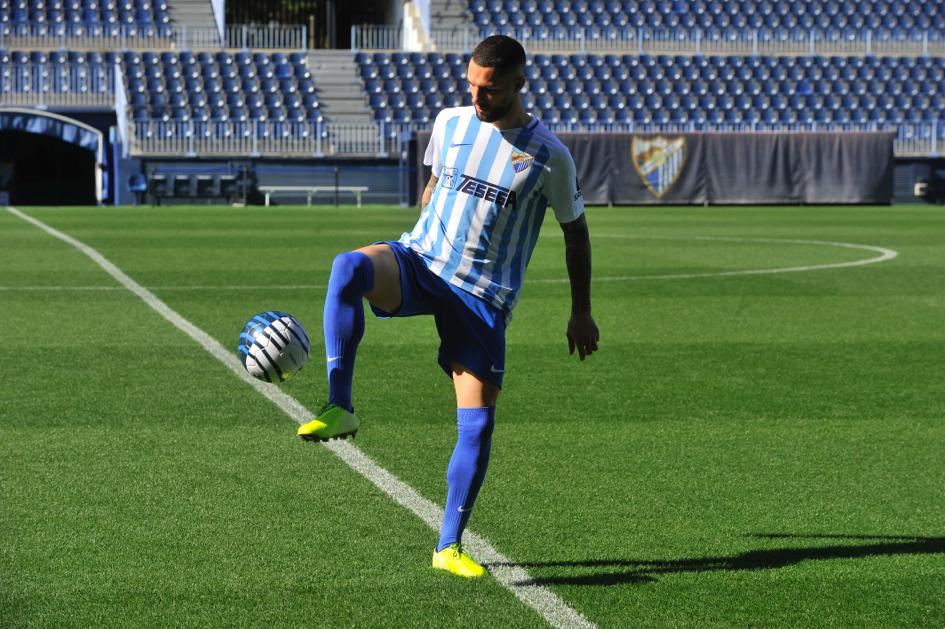 El Málaga presentó en La Rosaleda a su nueva incorporación: Tete Morente. El gaditano, que entrenó ya con sus nuevos compañeros este jueves, se mostró ilusionado en su primera exposición pública como jugador malaguista. 