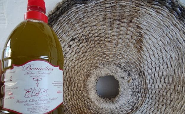 Antigua Máquina De Producción De Aceite De Oliva, Molino De Piedra