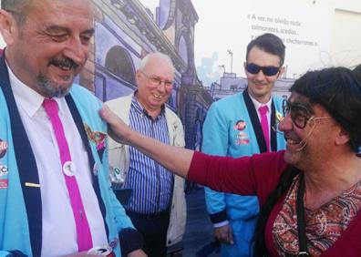 Imagen secundaria 1 - Arriba, un momento de la actuación de 'Los máster al sol', con el que lograron un cuarto premio en el COAC del Carnaval de Málaga del año pasado. Abajo, a la izquierda, José Antonio Mora (Yoni), disfrazado de 'Pa que nadie te la quite' conversa con 'El Love' en Cádiz. A la derecha, 'Lo manita levantá', primer premio en Málaga en 2010.