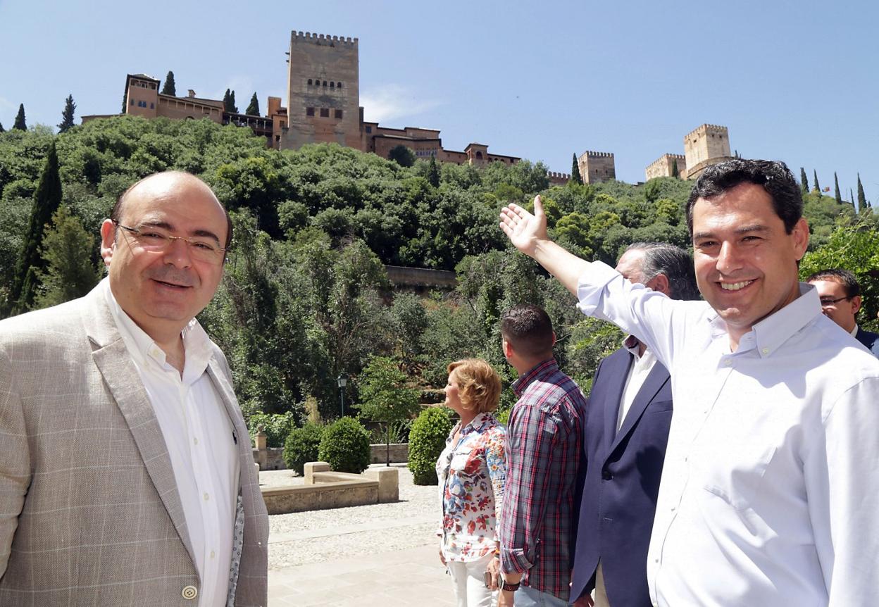 Sebastián Pérez y Juanma Moreno, en Granada con la Alhambra al fondo. :: efe