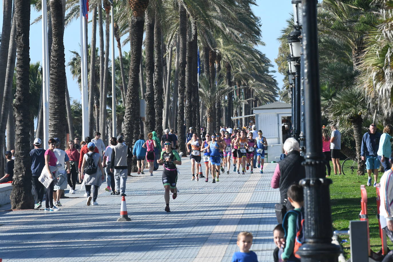 Unos 800 atletas se han dado cita en esta cita deportiva que incluye esta edición como novedad una promoción para deportistas no federados de categorías alevín e infantil