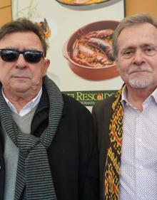 Imagen secundaria 2 - Numerosos invitados asistieron a la presentación de las IVJornadas de La Cuchara en El Rescoldo. Sobre estas líneas, en la primera foto José Porras, Carolina España y Javier Frutos. En la segunda, Fernando Valverde y José de Vicente.