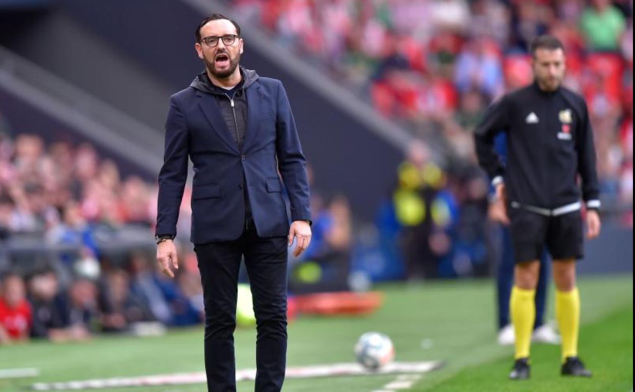 José Bordalás, técnico del Getafe, en pleno partido ante el Athletic en San Mamés.