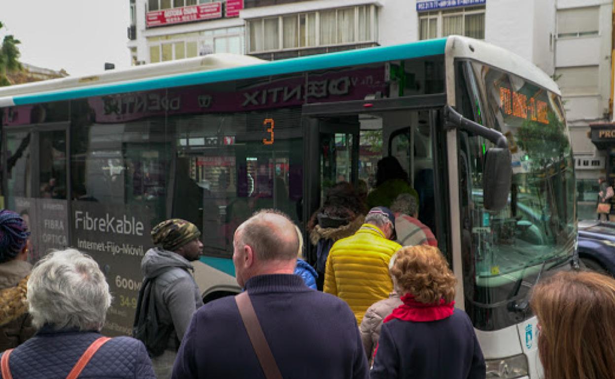 Usuarios del autobús, en el centro de Marbella.
