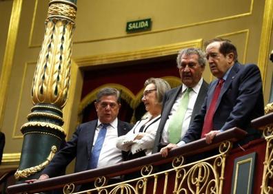 Imagen secundaria 1 - El Rey pronuncia su discurso en presencia de doña Letizia, la princesa Leonor y la infanta Sofía; Los expresidentes del Congreso Federico Trillo, Luisa Fernanda Rudí, Jesús Posada y Juan José Lucas; El portavoz de Unidas Podemos en la Cámara baja, Pablo Echenique.