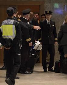 Imagen secundaria 2 - Pasajeros y pilotos del vuelo de Air Canada salen de la Terminal 1 del Aeropuerto Madrid-Barajas.
