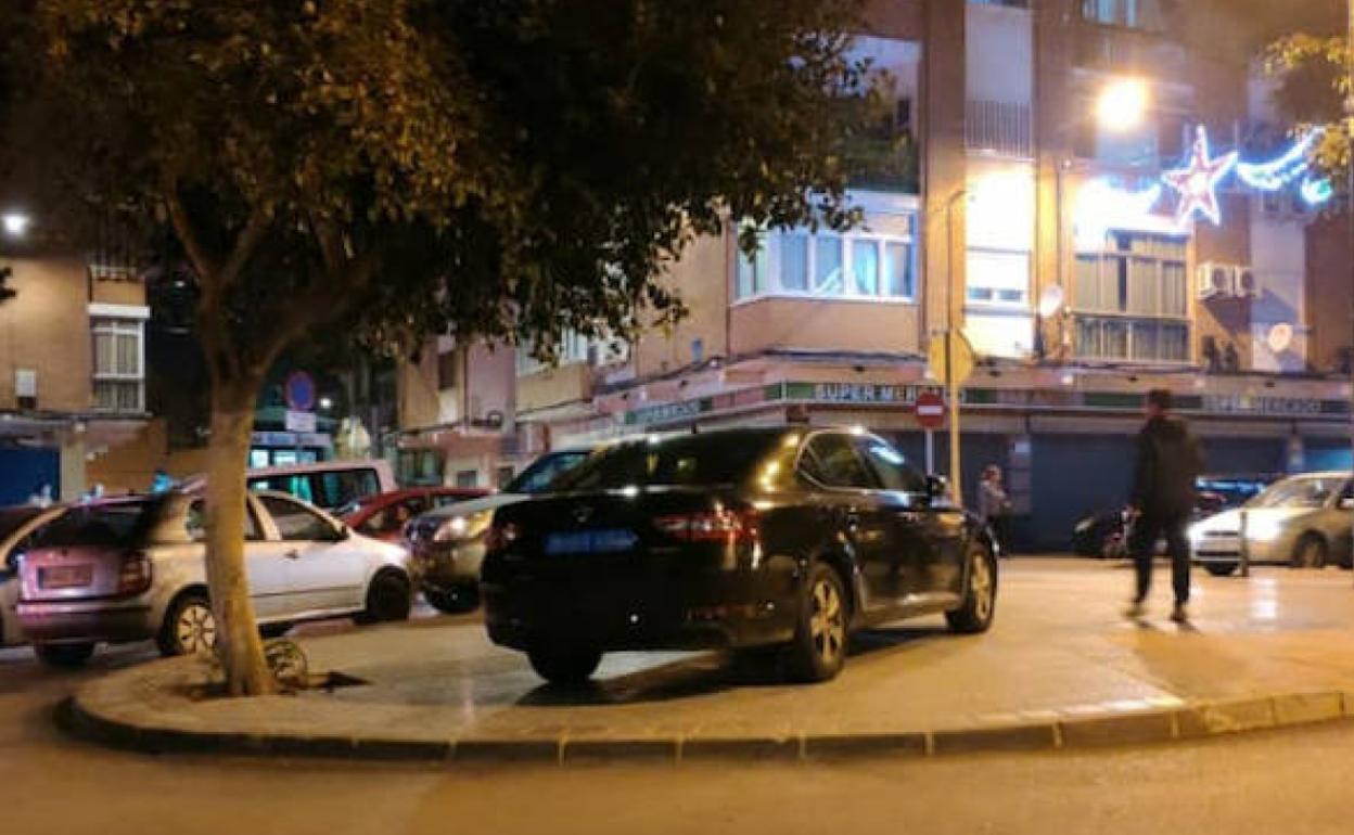 Vehículo sobre la acera en la calle Puerto Oncala, en la barriada de Dos Hermanas.