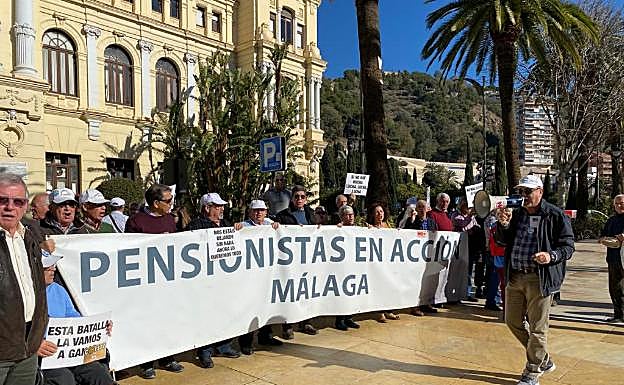 Los pensionistas, ayer a las puertas del Ayuntamiento.