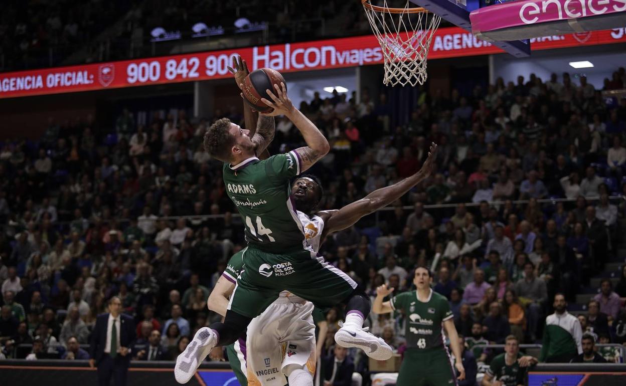 Josh Adams intenta una canasta en el partido ante el Baskonia del sábado. 