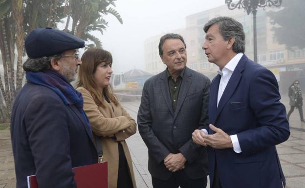 Ortiz y Lamela, con un técnico y la concejal Maribel Baeza. 