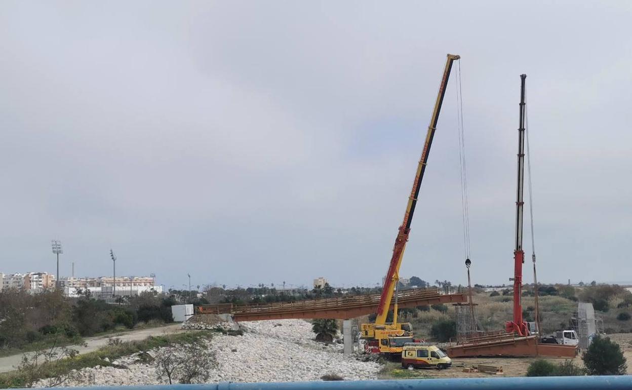 Retoman la construcción del puente peatonal del Guadalhorce tras varias semanas de parón