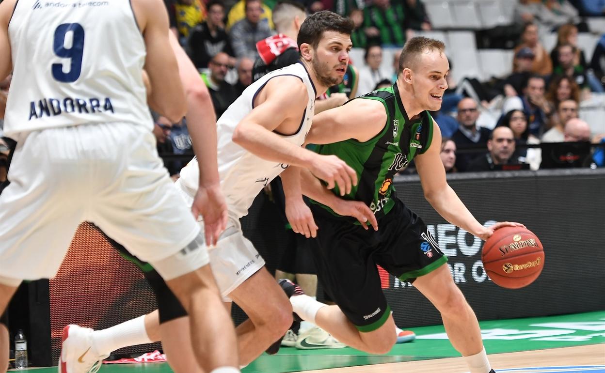Prepelic es defendido por Todorovic en un partido de la Eurocup.