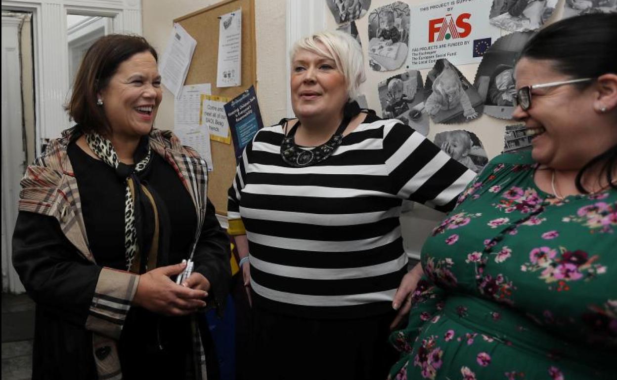 La líder del Sinn Féin, Mary Lou McDonald (izda.), en un centro de protección social en Dublín.