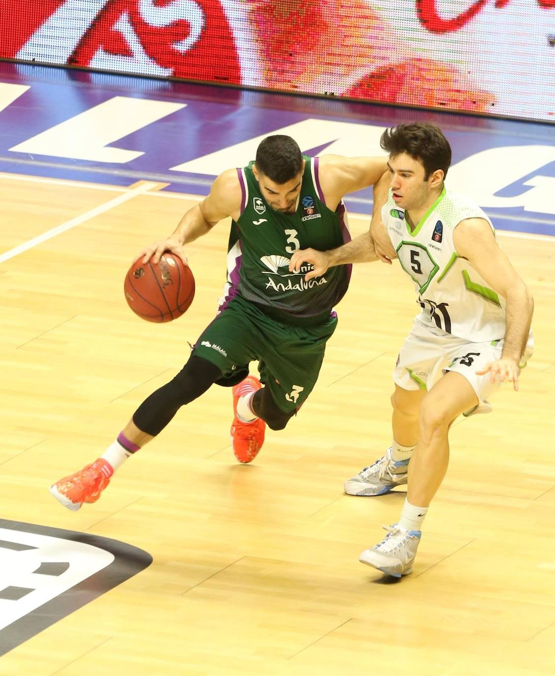 El conjunto malagueño recibió al equipo turco en un partido clave cara a la siguiente fase de la Eurocup