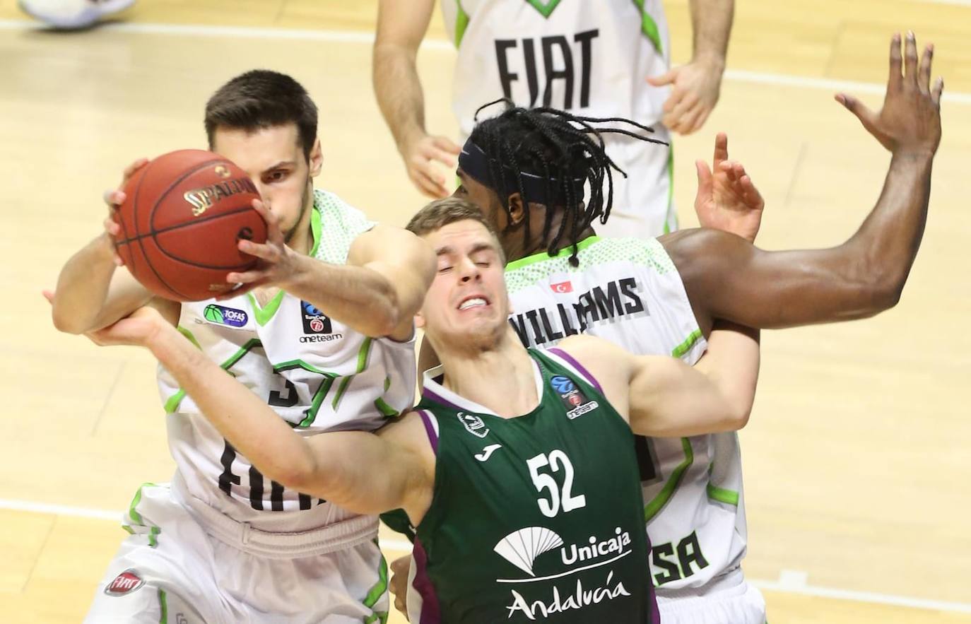 El conjunto malagueño recibió al equipo turco en un partido clave cara a la siguiente fase de la Eurocup