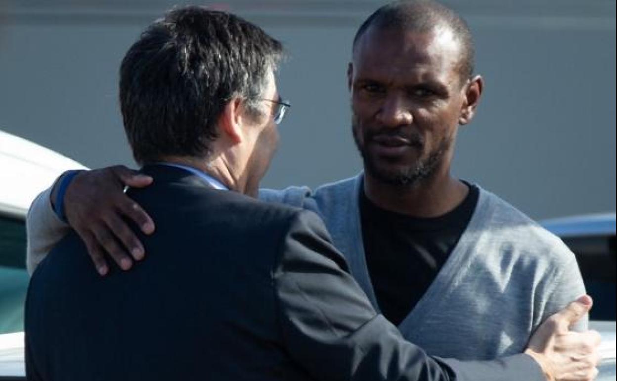 Josep Maria Bartomeu habla con Eric Abidal en el aparcamiento de la Ciudad Deportiva Joan Gamper. 