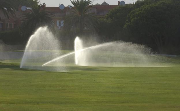 Riego de un campo de golf en Casares