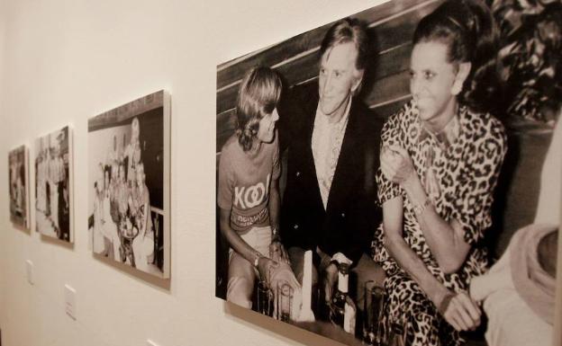 Imagen principal - Arriba, el actor Kirk Douglas, en la sala de fiestas Tiffanys de Torremolinos. Abajo, el intérprete, completamente rodeado en el Bar de Menchu de Marbella. A su lado, carte de la película 'Una vez no basta', rodada en 1974. 