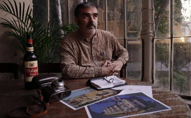 Imagen principal - Arriba, el cineasta José Antonio Hergueta, durante el rodaje en un palacete del Limonar, cuya fachada se puede ver en la foto de abajo. A la derecha, el espía Arthur Koestler (blanco y negro) y su más que parecido con el actor Pedro Casablanc