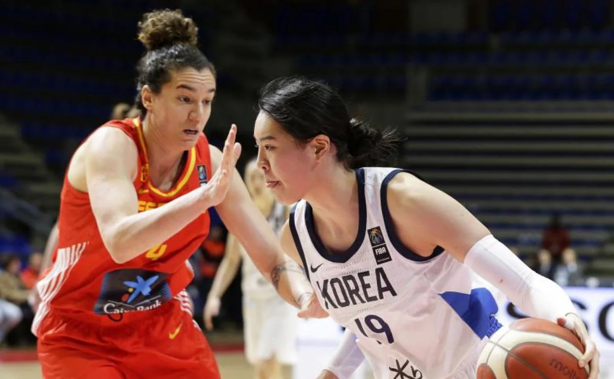 La pívot Laura Nicholls marca a una rival coreana en el primer partido del Preolímpico. 