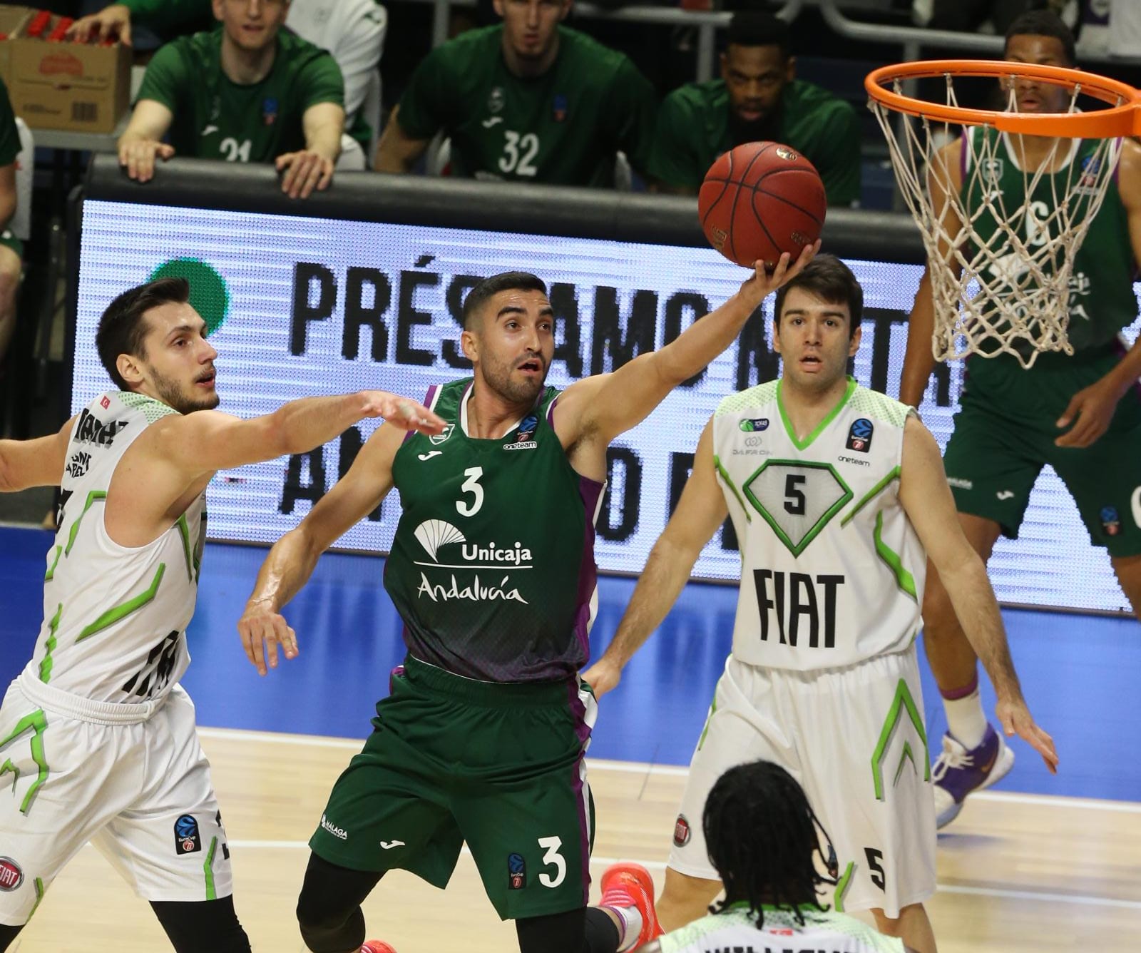 El conjunto malagueño recibió al equipo turco en un partido clave cara a la siguiente fase de la Eurocup