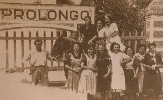 Años 30. Empleadas de la fábrica Prolongo posando junto al carrero y al mulo que transportaba el género a Málaga. 