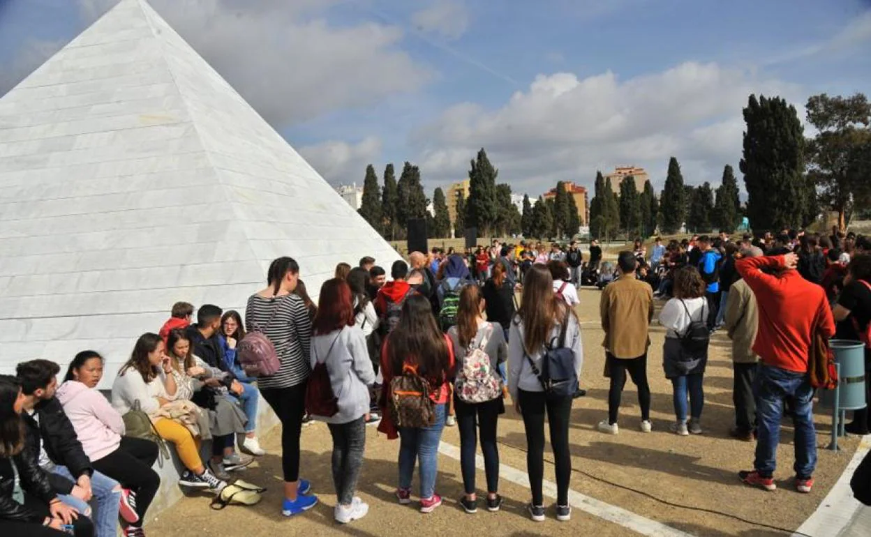 Los estudiantes, ante el monolito que recuerda a las víctimas de la represión franquista. 