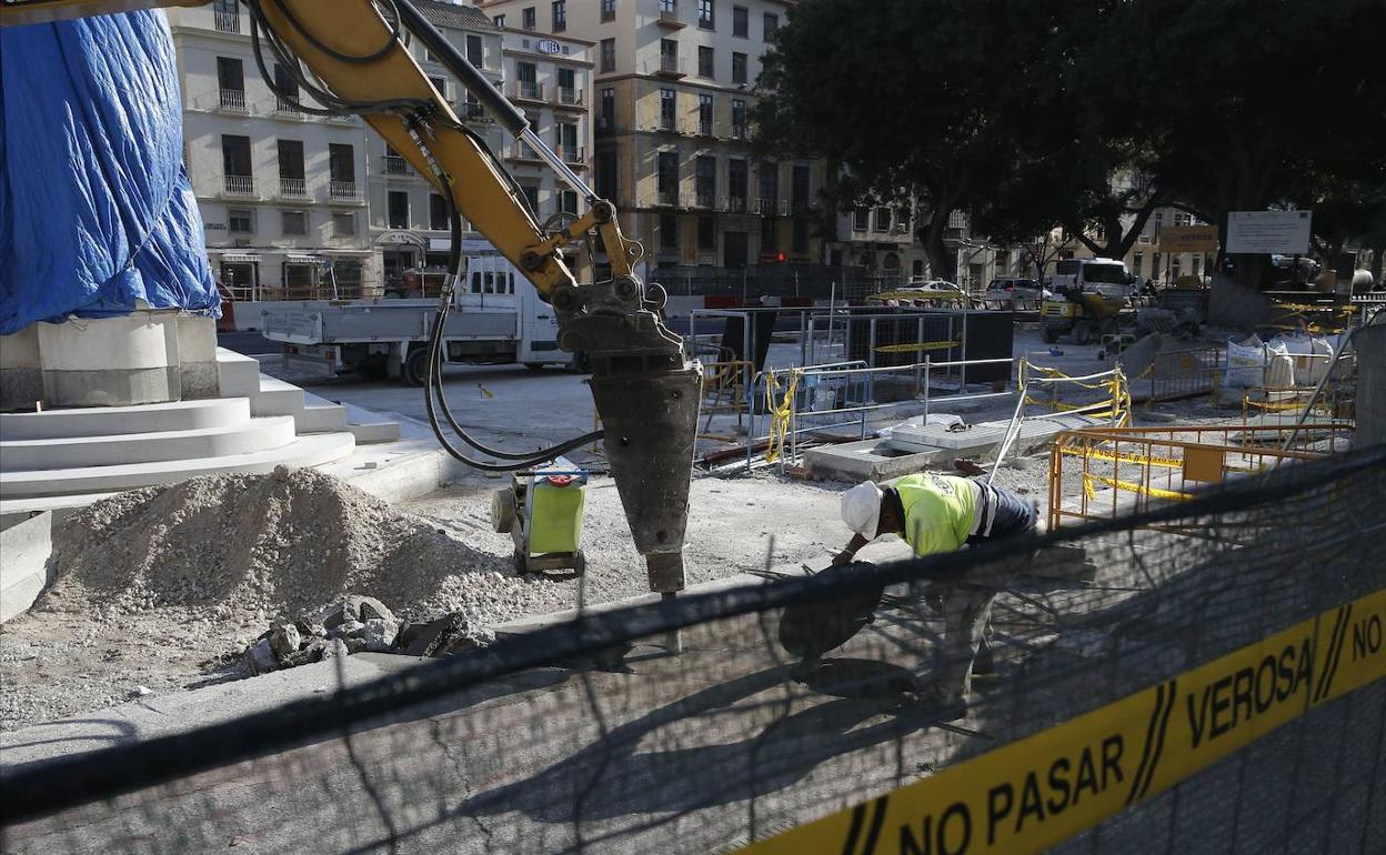 Operarios trabajando en las obras del Metro en la Alameda Principal. 