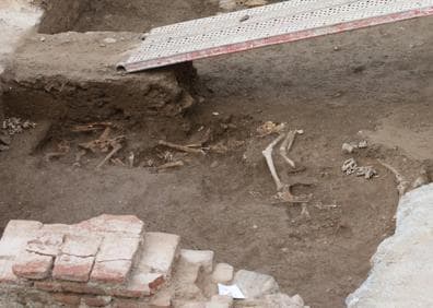 Imagen secundaria 1 - Aparece un esqueleto completo en las excavaciones del solar del Astoria