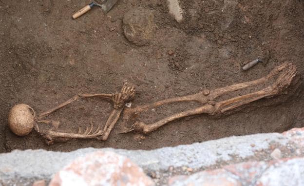 Imagen principal - Aparece un esqueleto completo en las excavaciones del solar del Astoria