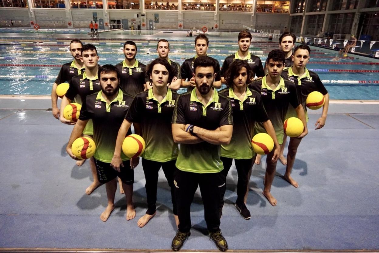 El equipo masculino de Primera División del Waterpolo Málaga, con su entrenador, Wil Sánchez, al frente.