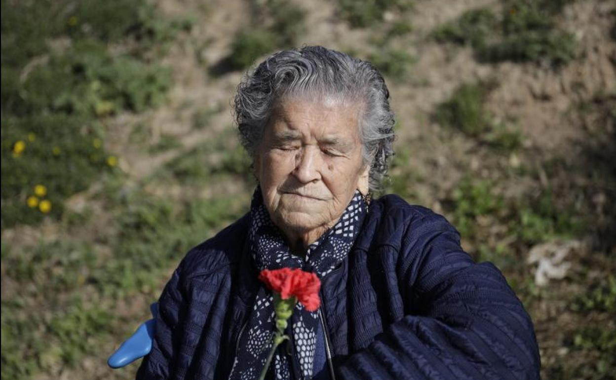 Rafaela Ortega, superviviente de la carretera Málaga-Almería, participa a sus 92 años en el homenaje a las víctimas, realizado en el Peñón del Cuervo. 