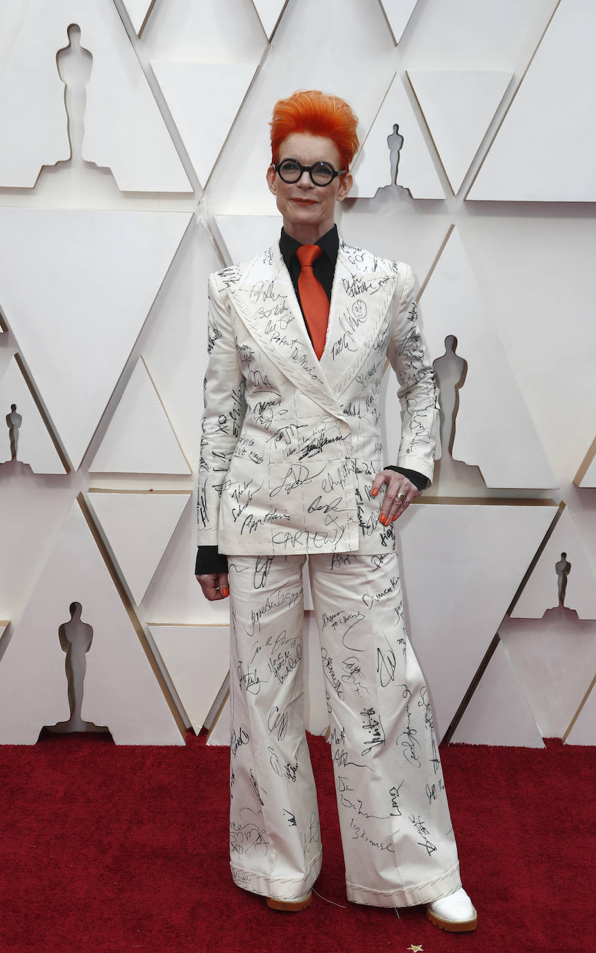 El 'outfit' de la diseñadora de vestuario de la aclamada 'The Irishman', Sandy Powell, fue de los más comentados sobre la alfombra por su singular valor añadido. Y es que su traje de chaqueta estaba cuajado de autógrafos que ha ido recogiendo en las distintas ceemonias de premios de este año. De Reneé Zellweger, a Joaquín Phoenix, pasando por un autoretrato realizado por el propio cineasta Bong Joon Ho.