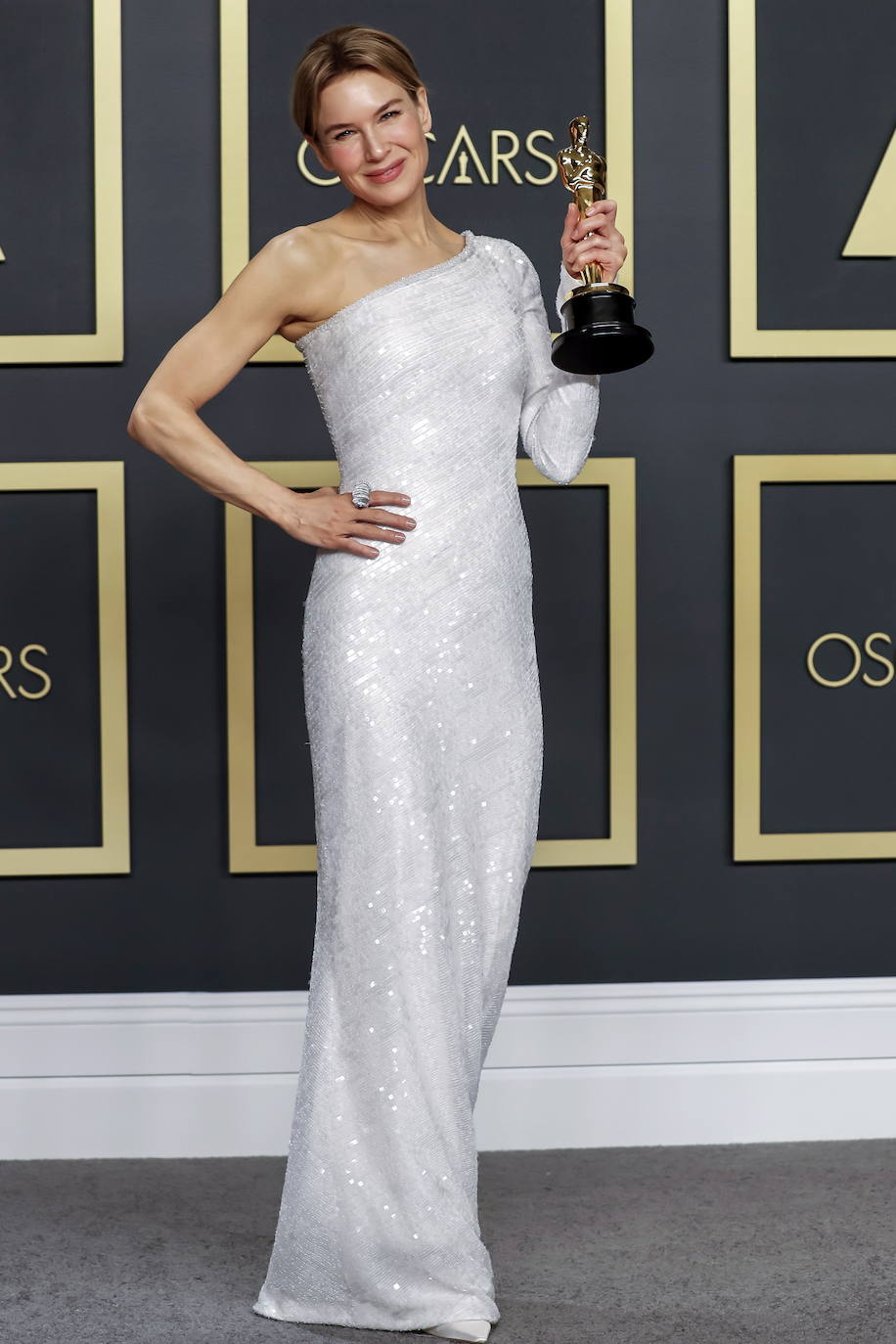 Era una de las protagonistas de la noche. Y, como tal, se afanó por brillar. Reneé Zellweger -quiense alzó finalmente con el Oscar a mejor actriz, deslumbró con un vestido blanco asimétrico de pailletes, de Armani, que realzaba su figura. Una apuesta minimalista y 100% favorecedora con el que logró colarse entre las mejor vestidas.