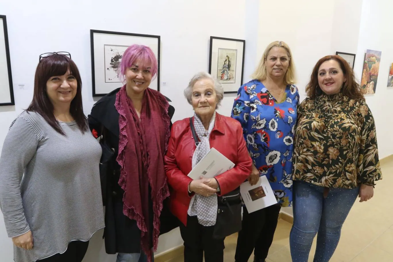 Rafael Jaime inaugura su exposición ‘Antológica’ en la sala Manuel Barbadillo. En la foto, Loreto Izquierdo, Kora, Violeta Fortes, María Fernández e Inmaculada España.