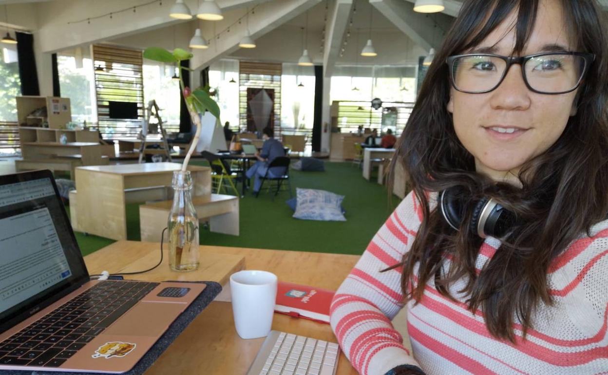 Erika Okumura, en el coworking de Hawái donde trabaja.