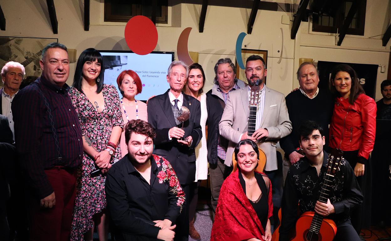 Pepe Soto posa con artistas y organizadores. 